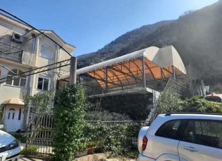 Prostrana kuća sa pogledom na more u Stolivu, prodaja kuća Crna Gora, kupiti vilu u Kotor-Bay, vila blizu mora Dobrota