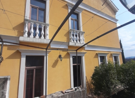 Villa zum Verkauf 3 Etagen (320 qm) + Grundstück 120 qm in Tivat (Gradjoschniza)
10 Autominuten zur Adria, zum internationalen Flughafen, direkter Zugang zur Umgehungsstraße

nach Podgorica (unter Umgehung von Budva), 15 Minuten zu den großen Einkaufszentren

Lakovichi und anderen.