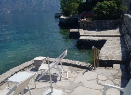 Плац са кућом и погледом на море у Столиву, prodaja kuća Crna Gora, kupiti vilu u Kotor-Bay, vila blizu mora Dobrota