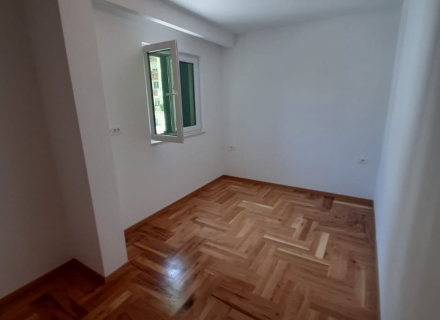 Schöne Wohnung mit zwei Schlafzimmern und Meerblick im Zentrum von Tivat, Wohnungen in Montenegro kaufen, Wohnungen zur Miete in Bigova kaufen