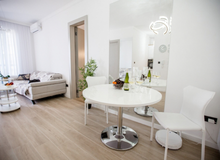 Luxuriöse Zweizimmerwohnung in erster Linie in Bečići, Wohnung mit Meerblick zum Verkauf in Montenegro, Wohnung in Becici kaufen, Haus in Region Budva kaufen