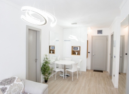 Luksuzan dvosoban stan na prvoj liniji u Bečićima, prodaja stanova u Crnoj Gori, stanovi za izdavanje u Becici, prodaja stanova