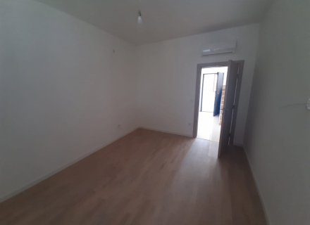 Apartment mit drei Schlafzimmern im Zentrum von Tivat, Verkauf Wohnung in Bigova, Haus in Montenegro kaufen