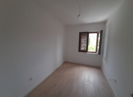 Apartment mit drei Schlafzimmern im Zentrum von Tivat, Wohnung mit Meerblick zum Verkauf in Montenegro, Wohnung in Bigova kaufen, Haus in Region Tivat kaufen