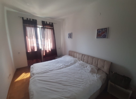 Prostran dvosoban stan sa baštom, kupoviti stan u Dobrota, prodaja kuće u Kotor-Bay, kupiti stan u Crnoj Gori