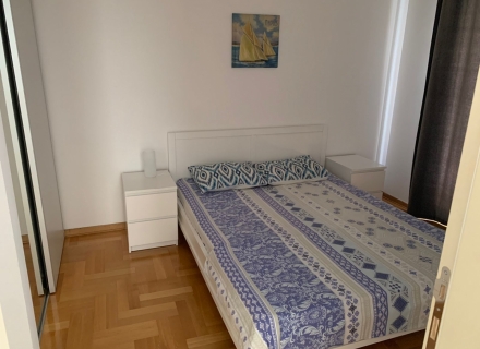 Geräumige Wohnung mit zwei Schlafzimmern in einem Komplex mit Swimmingpool, Wohnung mit Meerblick zum Verkauf in Montenegro, Wohnung in Dobrota kaufen, Haus in Kotor-Bay kaufen