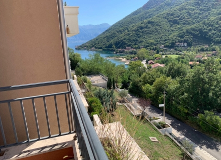 Yüzme havuzlu bir komplekste iki yatak odalı geniş daire, Montenegro da satılık emlak, Dobrota da satılık ev, Dobrota da satılık emlak