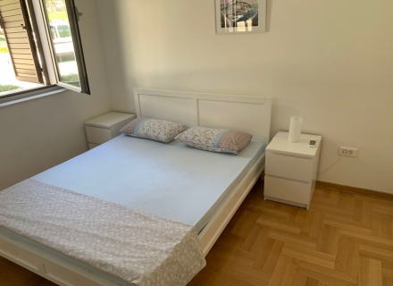 Geräumige Wohnung mit zwei Schlafzimmern in einem Komplex mit Swimmingpool, Wohnungen in Montenegro kaufen, Wohnungen zur Miete in Dobrota kaufen