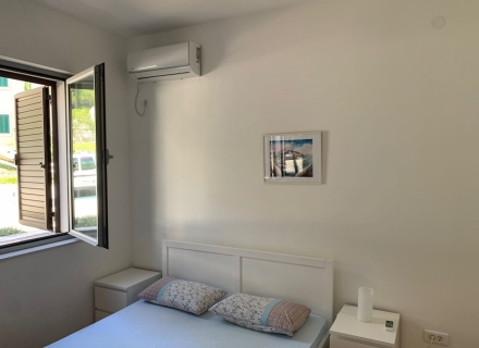 Geräumige Wohnung mit zwei Schlafzimmern in einem Komplex mit Swimmingpool, Verkauf Wohnung in Dobrota, Haus in Montenegro kaufen