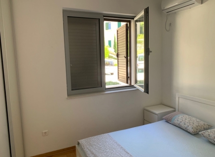 SPRZEDANE! Przestronne mieszkanie z dwiema sypialniami w kompleksie z basenem, apartament z widokiem na morze Na sprzedaż w Czarnogórze, kupić mieszkanie w Dobrota, dom w Kotor-Bay kup