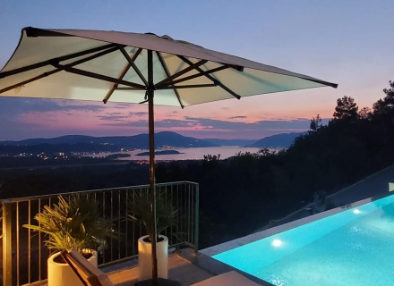 Yüzme havuzlu bir kompleks olan Kavach'ta deniz manzaralı yeni stüdyo, Montenegro da satılık emlak, Bigova da satılık ev, Bigova da satılık emlak