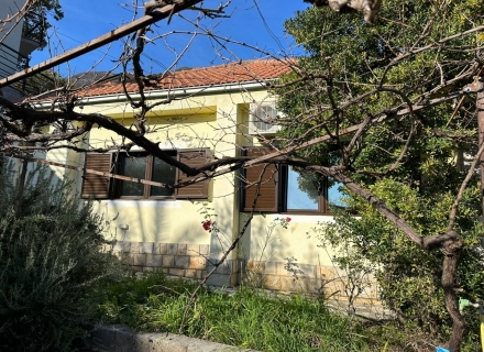Ugodna jednospratna kuća na mirnoj lokaciji, Kamenari, prodaja kuća Crna Gora, kupiti vilu u Herceg Novi, vila blizu mora Baosici
