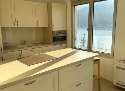 Luxusapartment mit zwei Schlafzimmern mit Panoramablick auf die Bucht von Kotor, Dobrota, Montenegro Immobilien, Immobilien in Montenegro, Wohnungen in Kotor-Bay