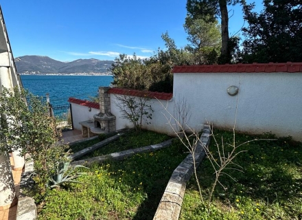 Kuća na prvoj liniji sa panoramskim pogledom na more, Luštica, Krašići, prodaja kuća Crna Gora, kupiti vilu u Lustica Peninsula, vila blizu mora Krasici