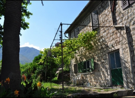 Satılık - Bir kısmı satışta olan ev, Dobrota'da, Kotor'un eski kentinden 1,5 km (bir milden az) uzaklıkta yer almaktadır.