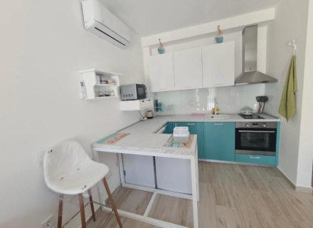 Na prodaju - Divan novi apartman, potpuno namjesten, nalazi se u Dobroti, u Kotorskom zalivu.