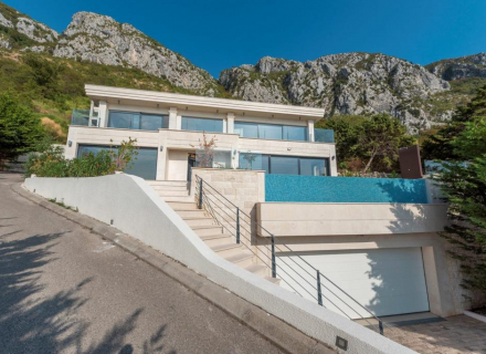 Zu verkaufen schöne Villa mit Panoramablick auf das Meer in Blizikuci/Tudorovici

Villa 1

Fläche der Villa 304m2 und auf dem Grundstück 561m2.