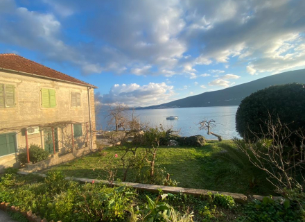 Jedinstven stan u prvom redu sa vrtom i prekrasnim pogledom na more, Nekretnine u Crnoj Gori, prodaja nekretnina u Crnoj Gori, stanovi u Herceg Novi