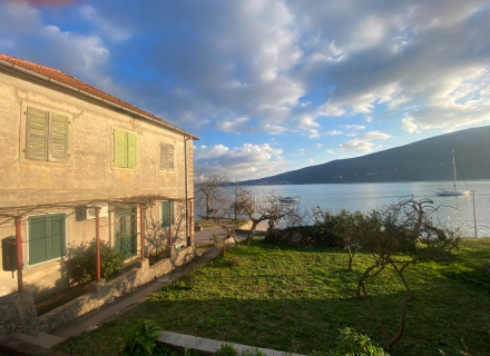 Jedinstven stan u prvom redu sa vrtom i prekrasnim pogledom na more, stanovi u Crnoj Gori, stanovi sa visokim potencijalom zakupa u Crnoj Gori, apartmani u Crnoj Gori