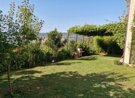 Ein geräumiges, neu erbautes Haus steht in Ratiševina, einem ruhigen Ortsteil von Igalo in Herceg Novi, zum Verkauf.