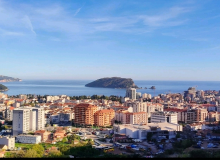 Zwei-Zimmer-Wohnung in Budva mit Panoramablick aufs Meer zu verkaufen.
