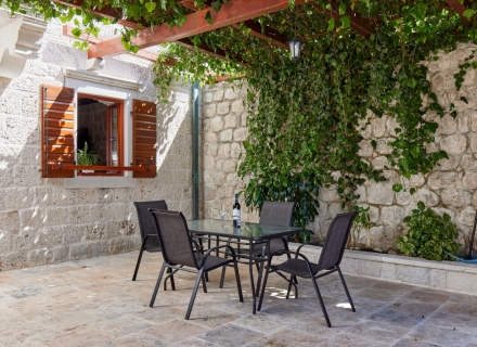 Dobrota'da denize sıfır lüks villa, Kotor-Bay satılık müstakil ev, Kotor-Bay satılık müstakil ev