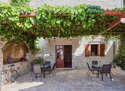 Dobrota'da denize sıfır lüks villa, Kotor-Bay satılık müstakil ev, Kotor-Bay satılık villa