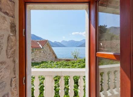 Dobrota'da denize sıfır lüks villa, Karadağ da satılık havuzlu villa, Karadağ da satılık deniz manzaralı villa, Dobrota satılık müstakil ev