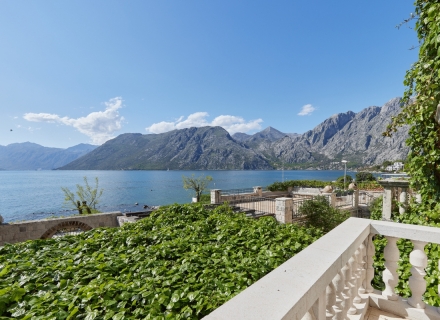 Dobrota'da denize sıfır lüks villa, Dobrota satılık müstakil ev, Dobrota satılık müstakil ev, Kotor-Bay satılık villa