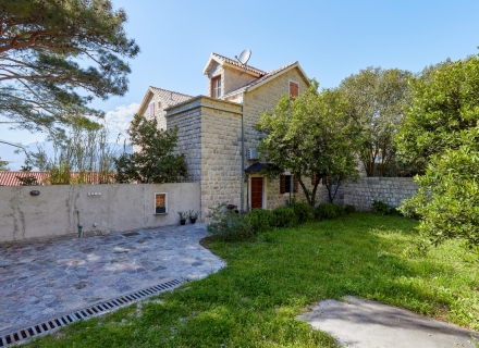 Dobrota'da denize sıfır lüks villa, Kotor-Bay satılık müstakil ev, Kotor-Bay satılık villa