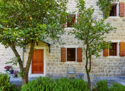 Dobrota'da denize sıfır lüks villa, Karadağ satılık ev, Karadağ satılık müstakil ev, Karadağ Ev Fiyatları