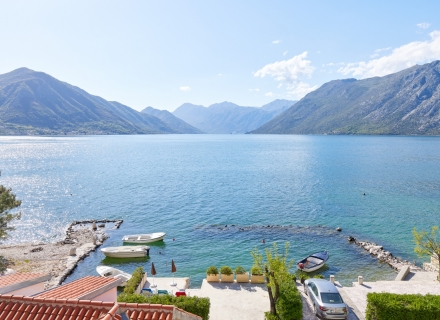 Dobrota'da denize sıfır lüks villa, Kotor-Bay satılık müstakil ev, Kotor-Bay satılık villa