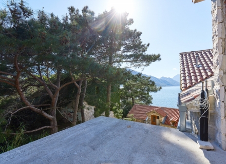 Dobrota'da denize sıfır lüks villa, Karadağ satılık ev, Karadağ satılık müstakil ev, Karadağ Ev Fiyatları