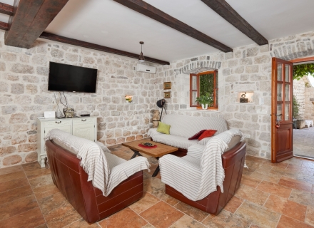 Dobrota'da denize sıfır lüks villa, Kotor-Bay satılık müstakil ev, Kotor-Bay satılık villa