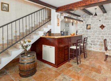 Dobrota'da denize sıfır lüks villa, Karadağ Villa Fiyatları Karadağ da satılık ev, Montenegro da satılık ev, Karadağ satılık villa