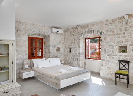 Dobrota'da denize sıfır lüks villa, Kotor-Bay satılık müstakil ev, Kotor-Bay satılık villa