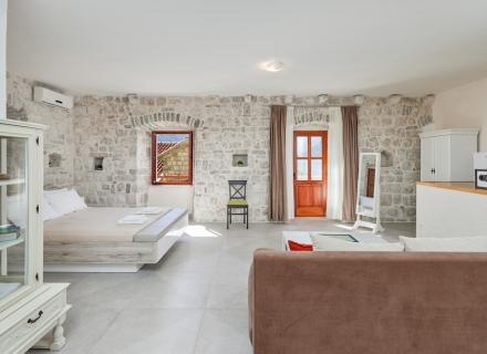 Dobrota'da denize sıfır lüks villa, Karadağ satılık ev, Karadağ satılık müstakil ev, Karadağ Ev Fiyatları