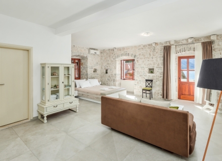 Dobrota'da denize sıfır lüks villa, Karadağ da satılık havuzlu villa, Karadağ da satılık deniz manzaralı villa, Dobrota satılık müstakil ev