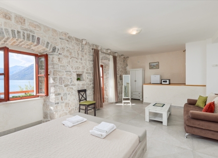 Dobrota'da denize sıfır lüks villa, Dobrota satılık müstakil ev, Dobrota satılık müstakil ev, Kotor-Bay satılık villa