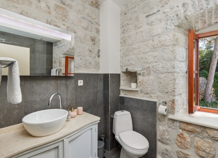 Dobrota'da denize sıfır lüks villa, Kotor-Bay satılık müstakil ev, Kotor-Bay satılık müstakil ev