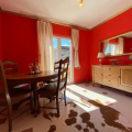 Zu verkaufen: Zwei-Zimmer-Wohnung in Budva mit Blick auf die Berge.