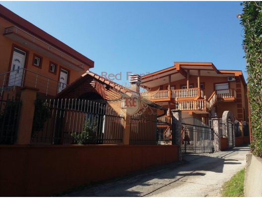 Zu verkaufen Komplex mit Mietwohnungen in Sutomore
An der Küste der Adria in Sutomore, Montenegro, gelegen, ist dies ein vollständig fertiggestelltes und voll erschlossenes Anwesen, das als kurzfristige Ferienvermietung mit voll ausgestatteten Apartments sowie Gewerbeflächen, die als Supermarkt betrieben werden, sowie als private Residenz betrieben wird .