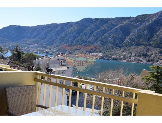 For sale fapartment with a total area of 88 m2, consisting of a living room, kitchen, dining room,
three bedrooms, a bathroom, two balconies and a corridor.