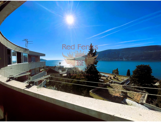 Güzel bir Akdeniz kasabası olan Herceg Novi'nin tam merkezinde mükemmel deniz manzarasına sahip harika geniş daire.