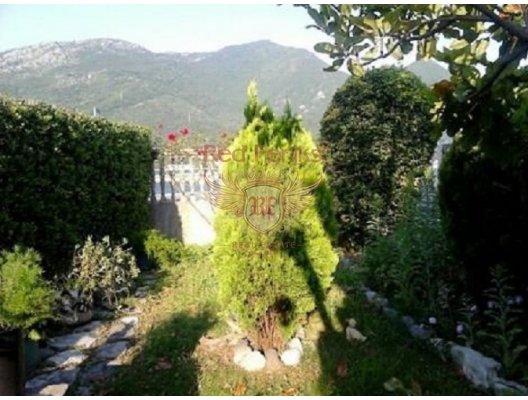 House with a large plot in Kamenari, 20 m from the sea, buy home in Montenegro, buy villa in Herceg Novi, villa near the sea Baosici