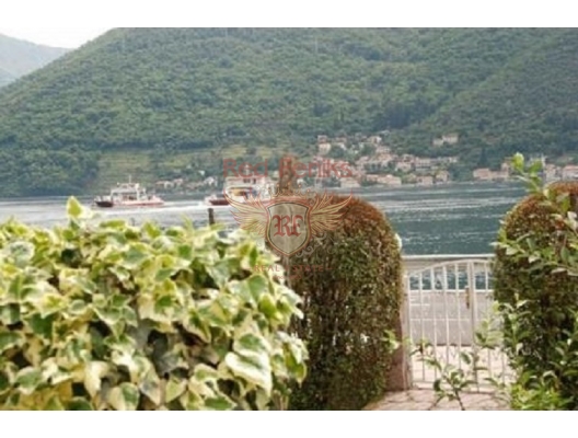 House with a large plot in Kamenari, 20 m from the sea, Baosici house buy, buy house in Montenegro, sea view house for sale in Montenegro