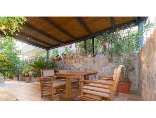 Luxuriöses Apartment mit Garten und Terrasse in der Nähe des Meeres in Herceg-Novi., Verkauf Wohnung in Baosici, Haus in Montenegro kaufen