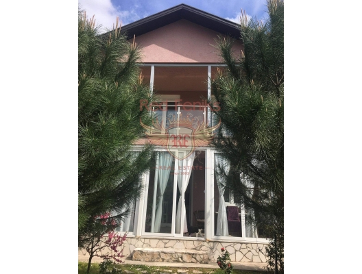 A two-storey house for sale in Zelenika with a total area of ​​124m2, located on a plot of 400m
with a beautiful garden, fruit and ornamental trees.