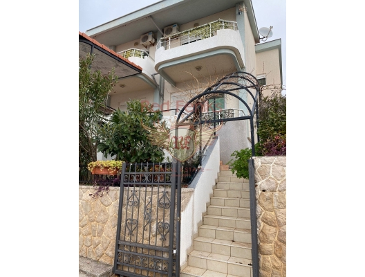 For sale is a three-storey house with a living area of 145 m2 plus two terraces
, a basement and a garage, total about 200 m2.