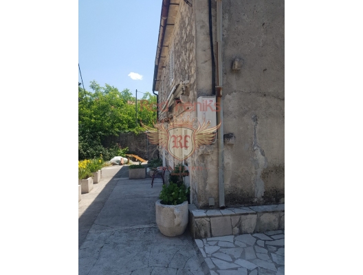 Stoliv'de ev ve deniz manzaralı arsa, Kotor-Bay Hausverkauf, Dobrota Haus kaufen, Haus in Montenegro kaufen